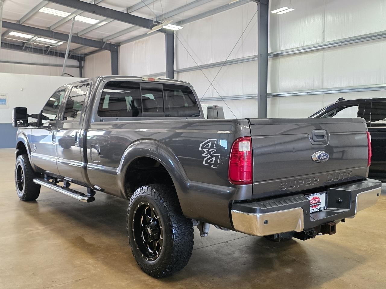 Ford Super Duty F-250 SRW Lariat 4WD Crew Cab 8' Box 2015