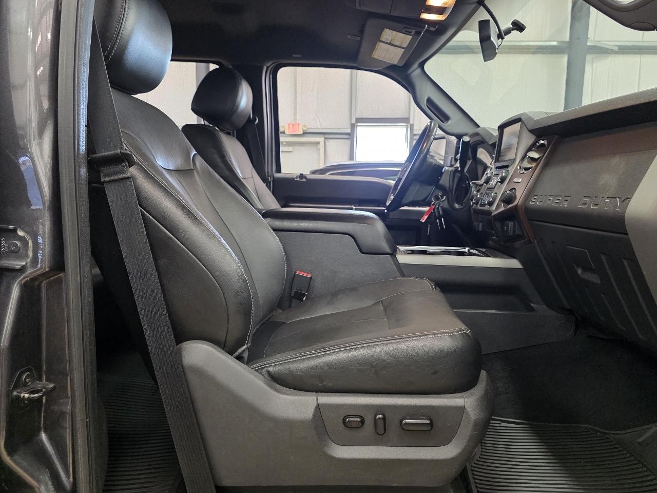Ford Super Duty F-250 SRW Lariat 4WD Crew Cab 8' Box 2015