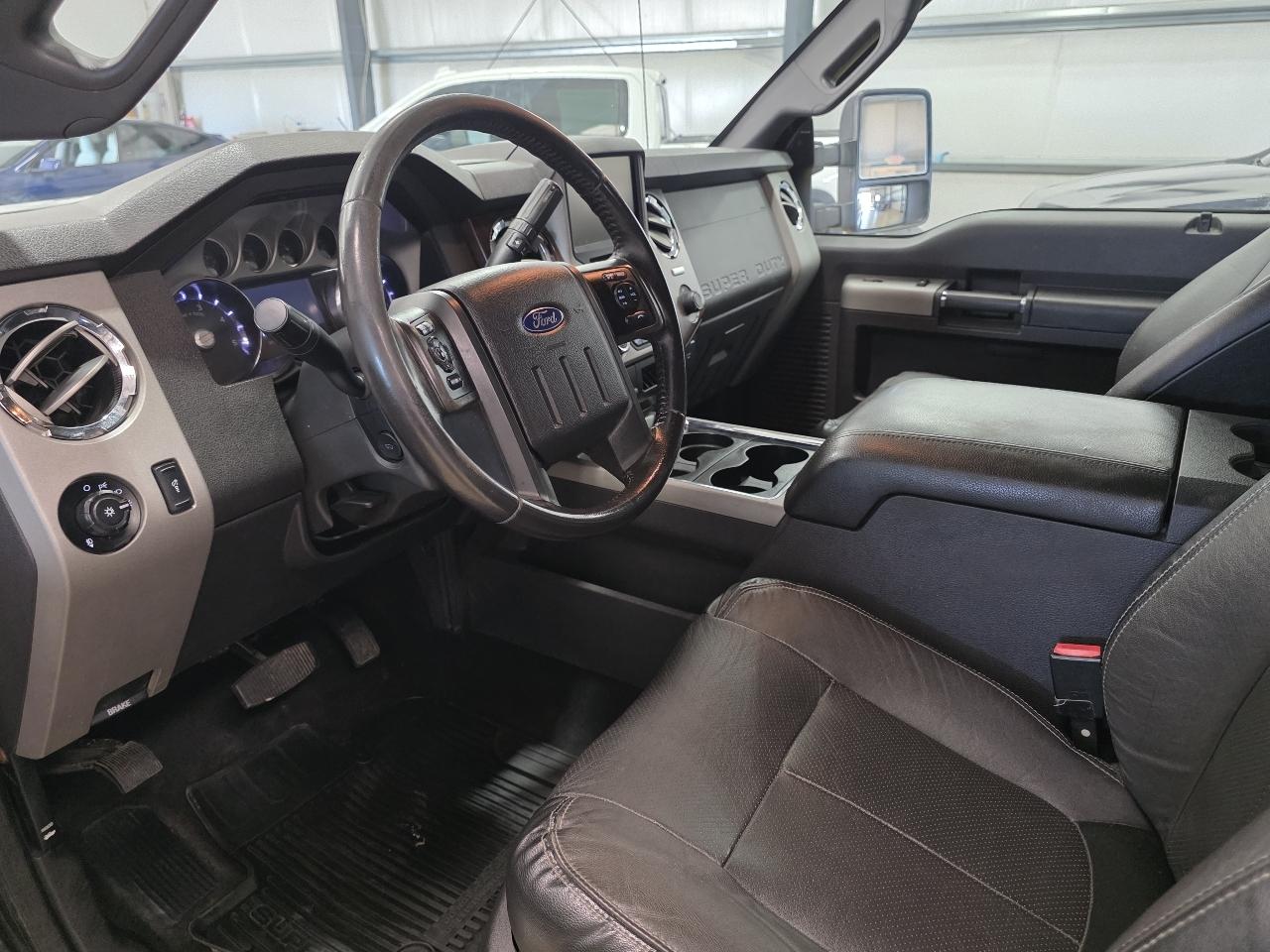 Ford Super Duty F-250 SRW Lariat 4WD Crew Cab 8' Box 2015