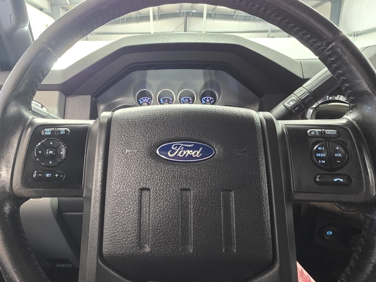 Ford Super Duty F-250 SRW Lariat 4WD Crew Cab 8' Box 2015