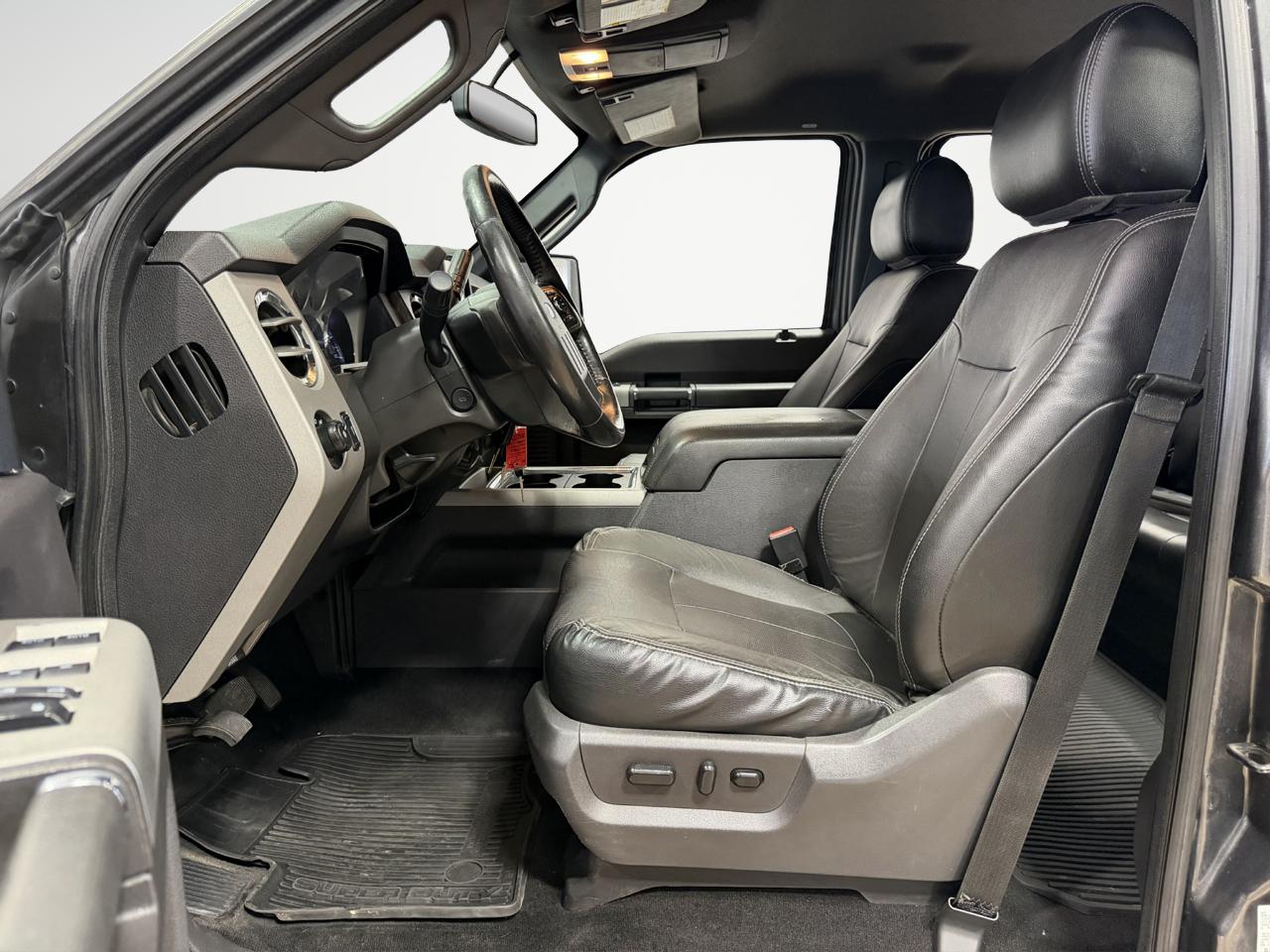 Ford Super Duty F-250 SRW Lariat 4WD Crew Cab 8' Box 2015