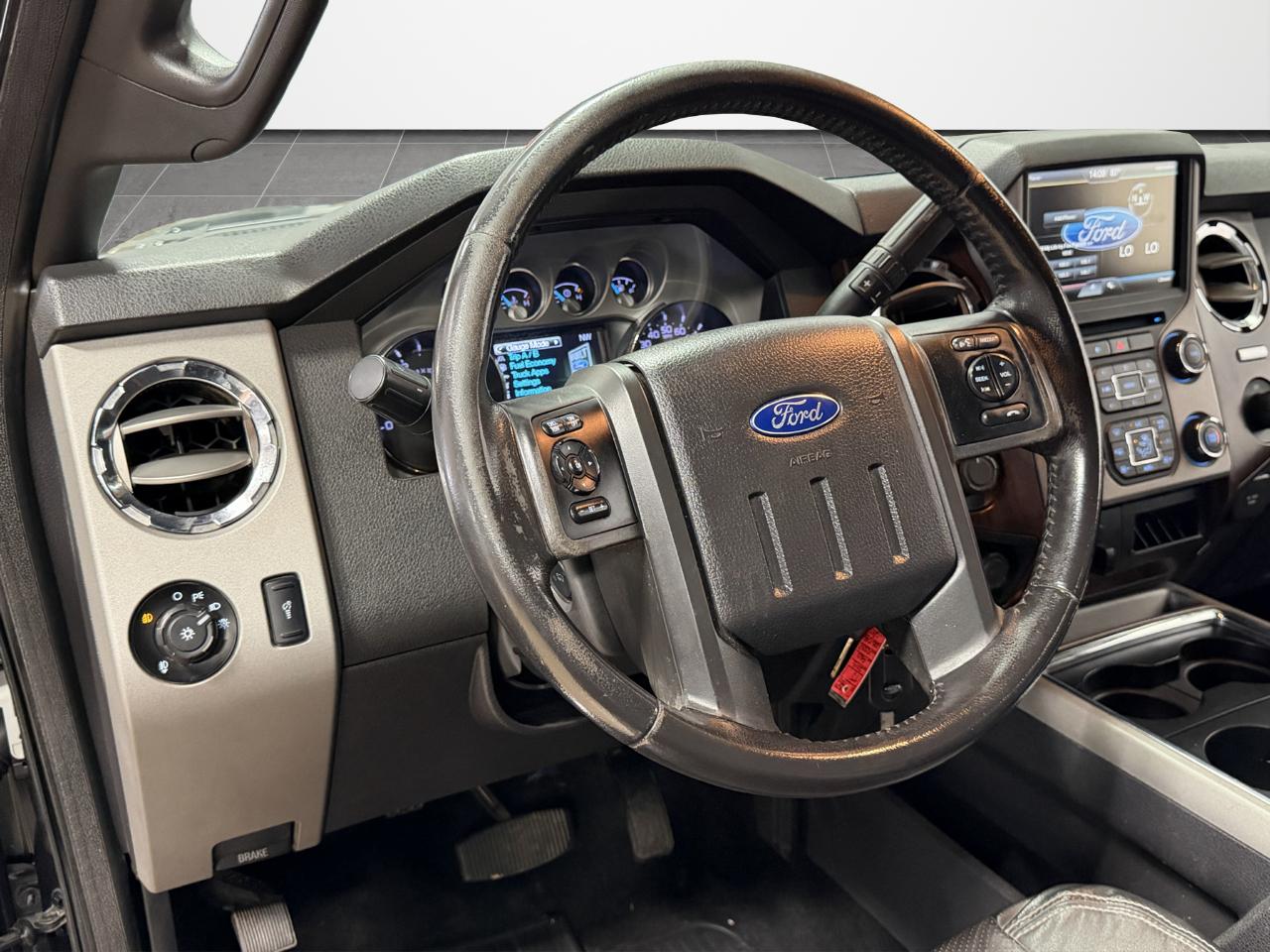 Ford Super Duty F-250 SRW Lariat 4WD Crew Cab 8' Box 2015