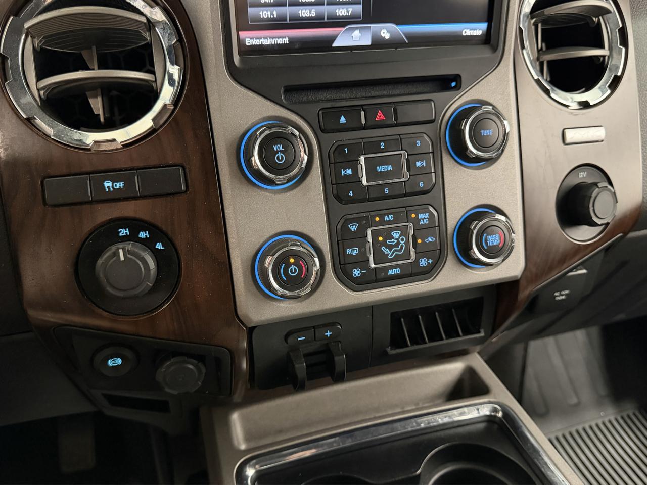 Ford Super Duty F-250 SRW Lariat 4WD Crew Cab 8' Box 2015