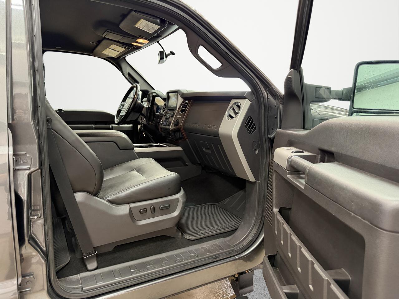 Ford Super Duty F-250 SRW Lariat 4WD Crew Cab 8' Box 2015