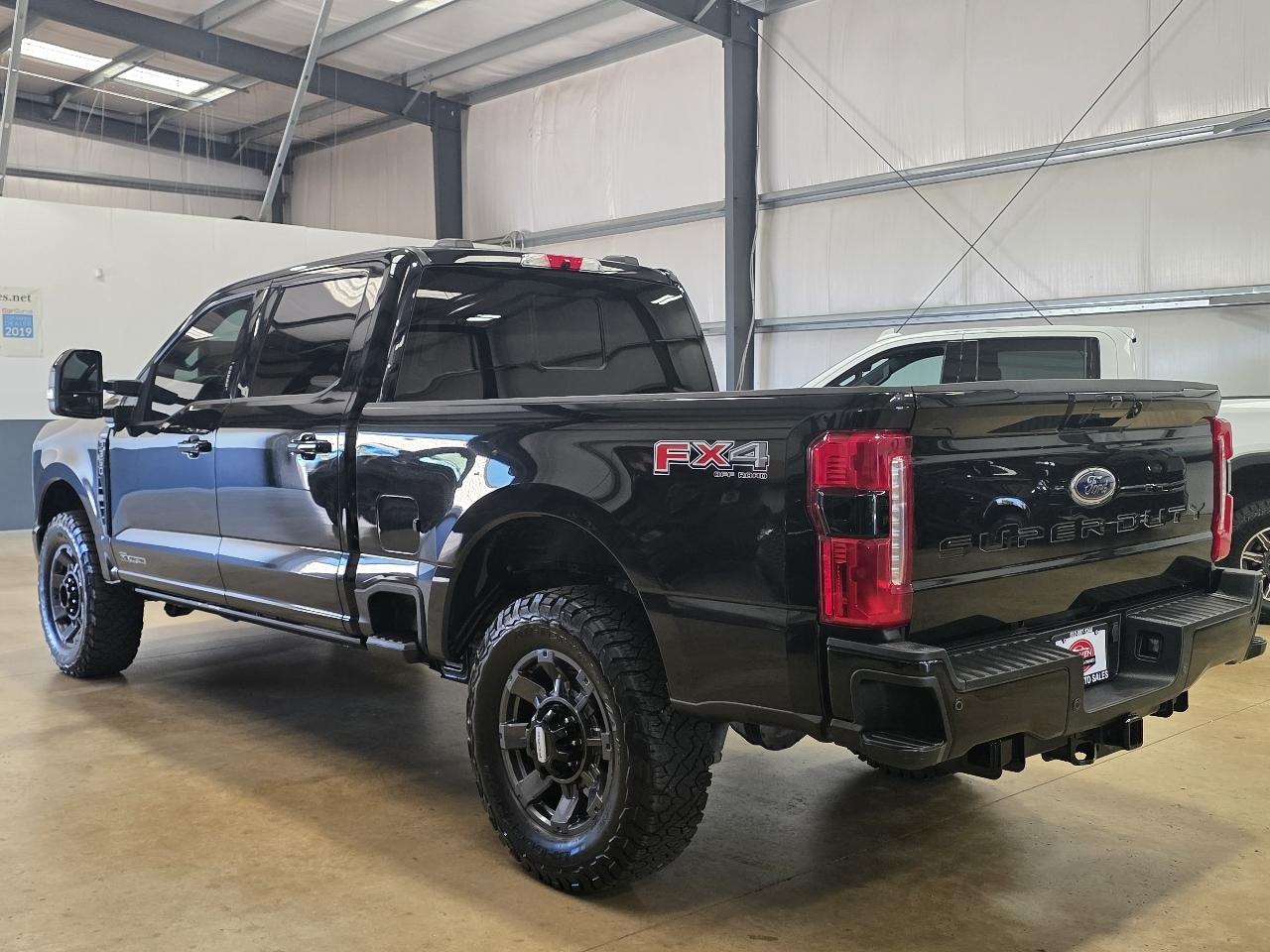 Ford Super Duty F-350 SRW Lariat 4WD Crew Cab 6.75' Box 2023