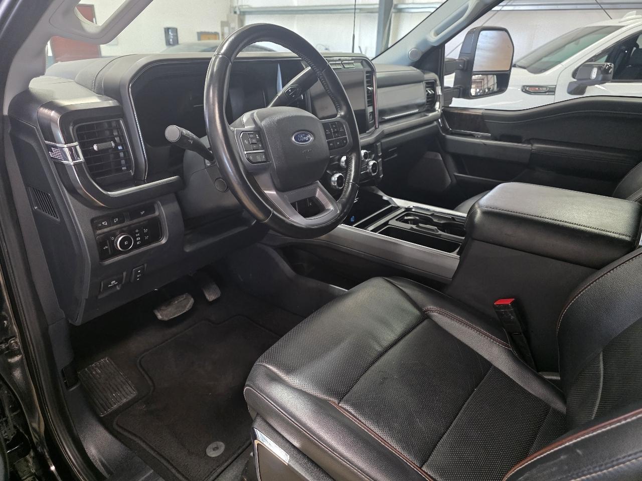 Ford Super Duty F-350 SRW Lariat 4WD Crew Cab 6.75' Box 2023