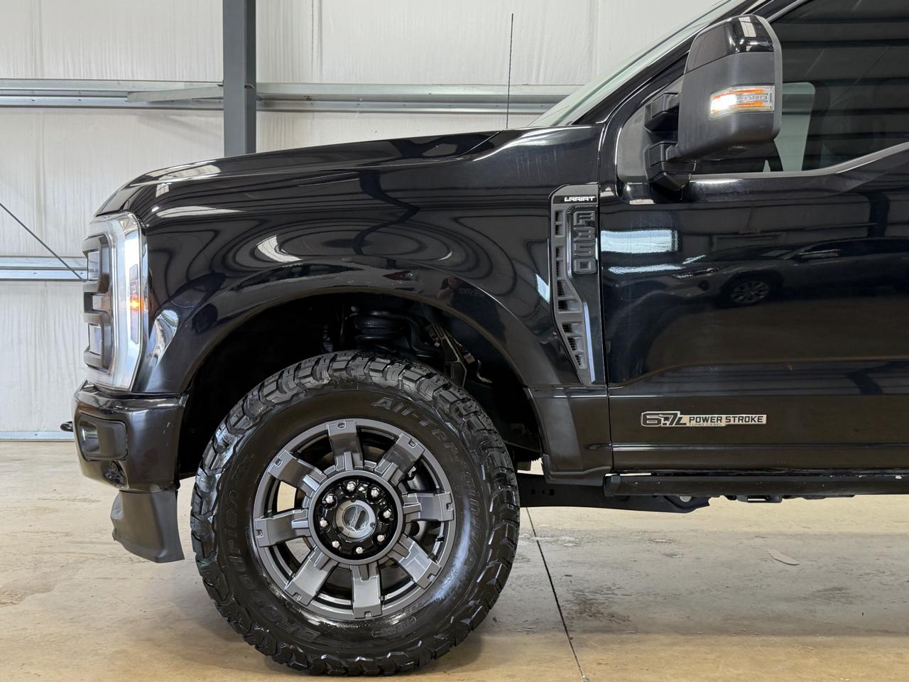 Ford Super Duty F-350 SRW Lariat 4WD Crew Cab 6.75' Box 2023
