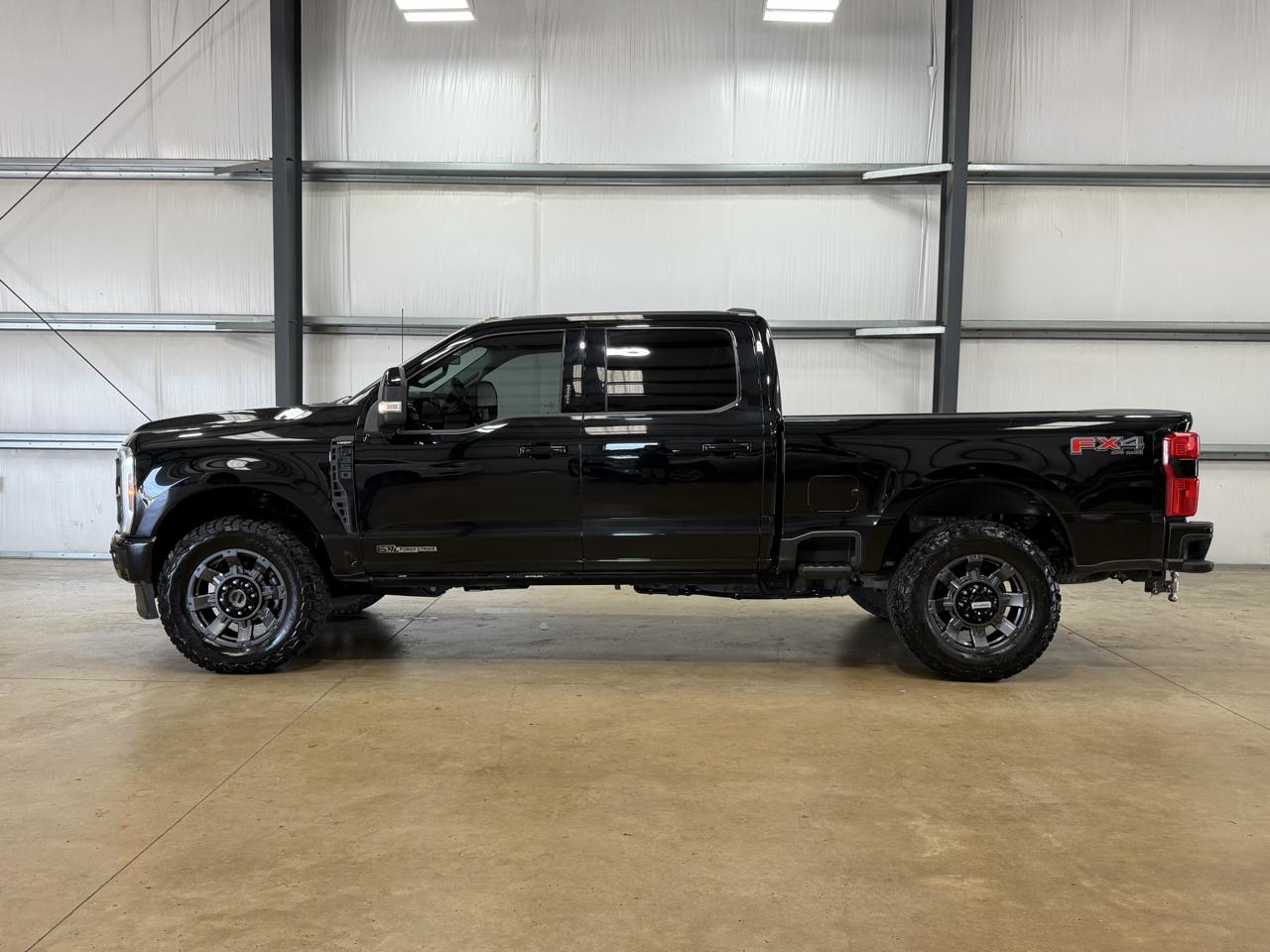 Ford Super Duty F-350 SRW Lariat 4WD Crew Cab 6.75' Box 2023