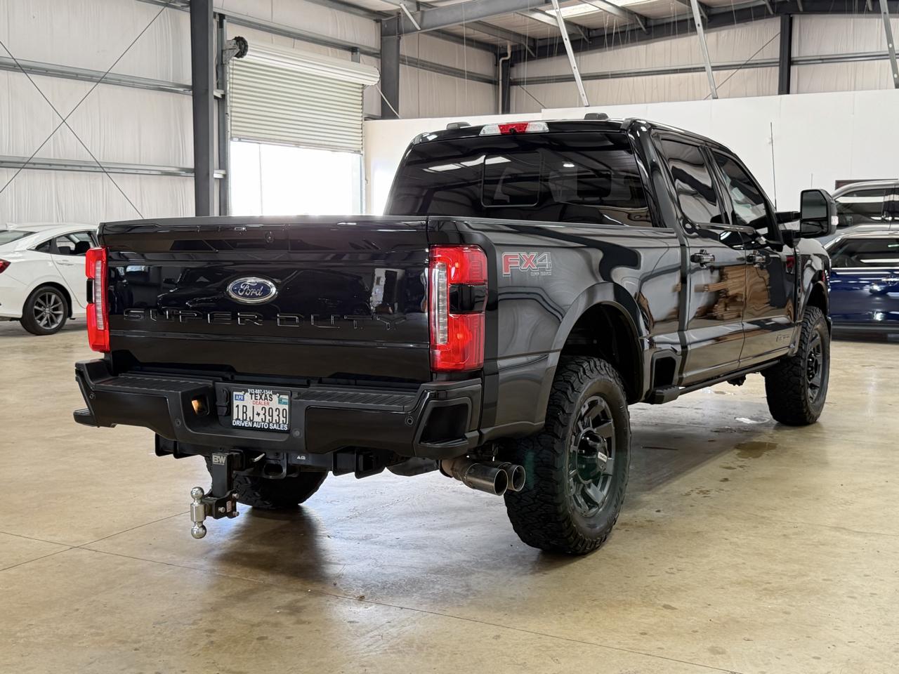 Ford Super Duty F-350 SRW Lariat 4WD Crew Cab 6.75' Box 2023