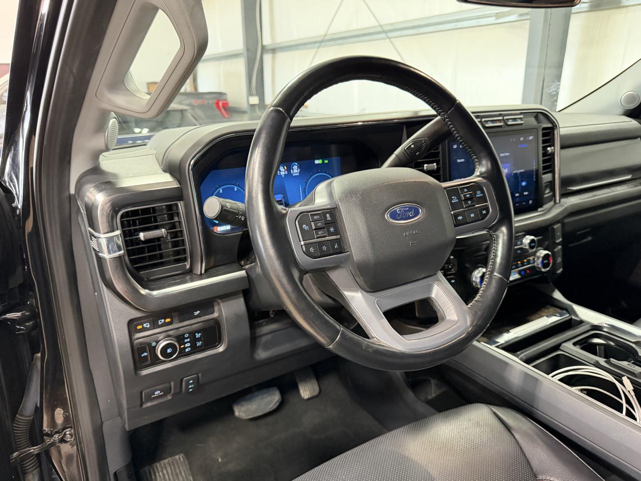 Ford Super Duty F-350 SRW Lariat 4WD Crew Cab 6.75' Box 2023
