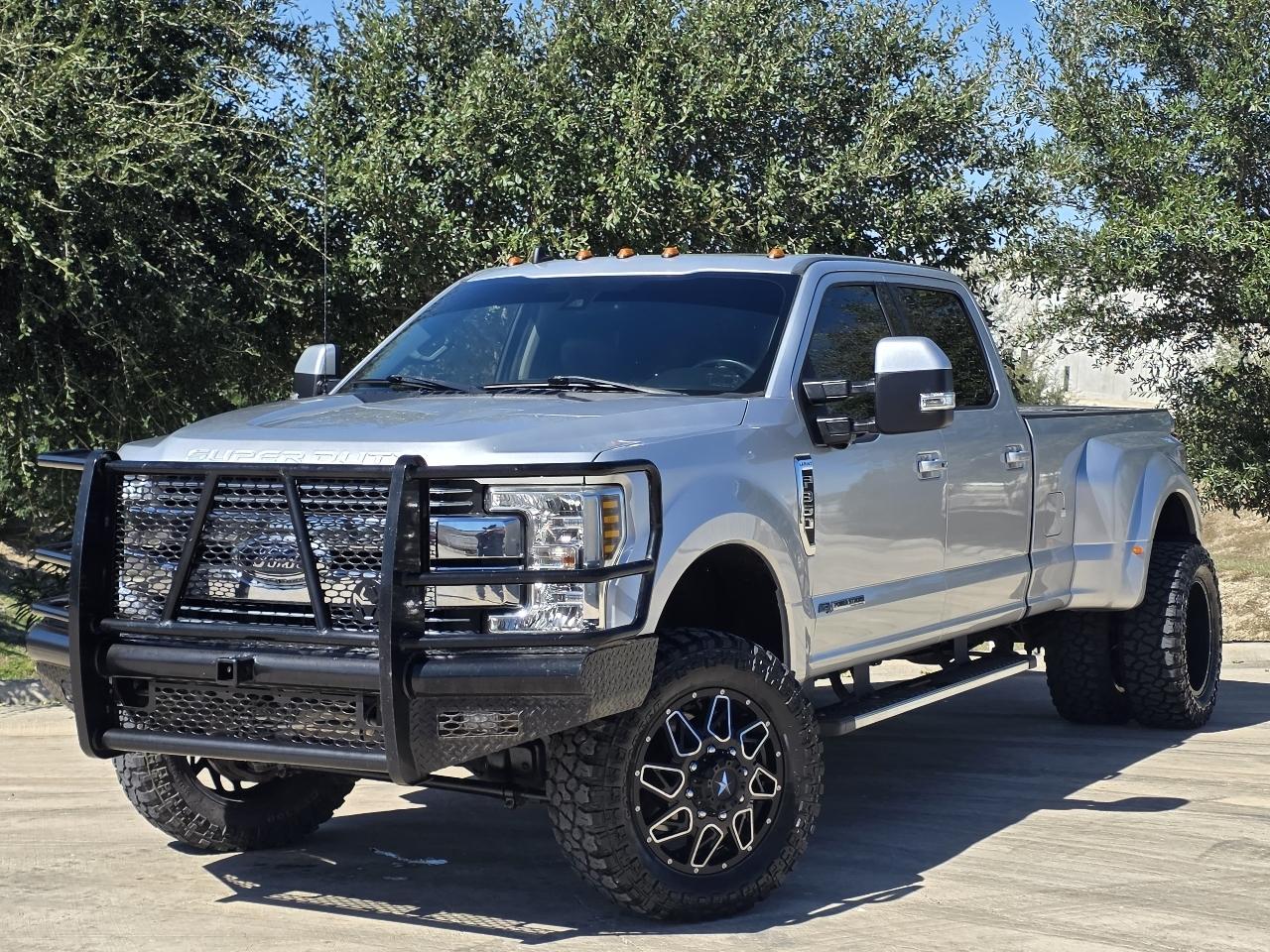 Ford Super Duty F-350 DRW Lariat 4WD Crew Cab 8' Box 2019