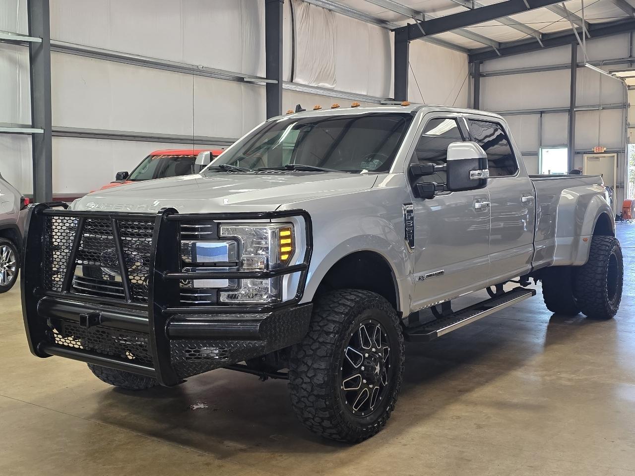 Ford Super Duty F-350 DRW Lariat 4WD Crew Cab 8' Box 2019