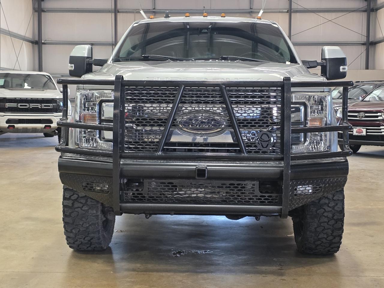 Ford Super Duty F-350 DRW Lariat 4WD Crew Cab 8' Box 2019
