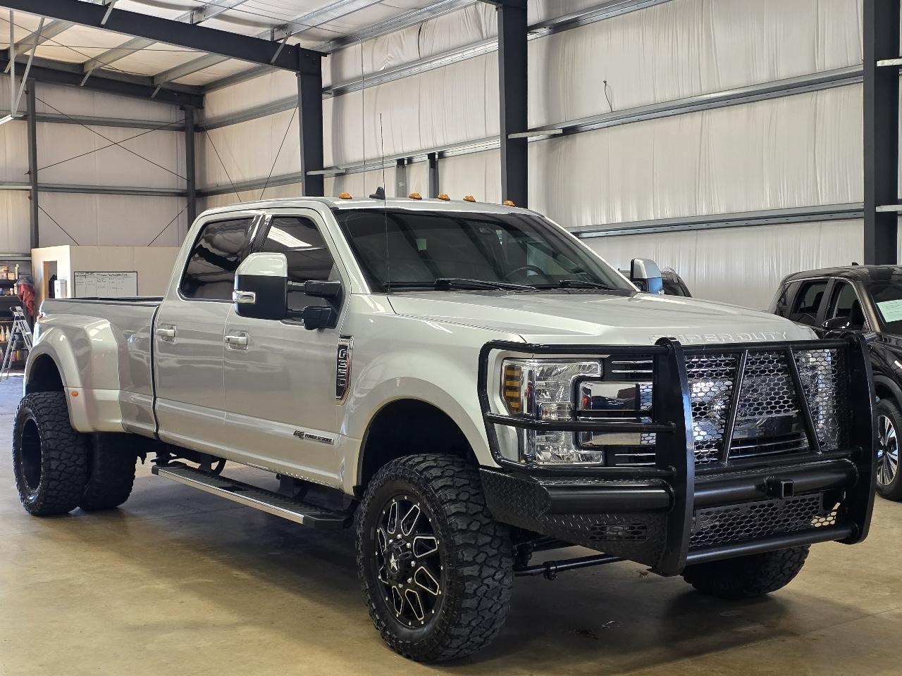 Ford Super Duty F-350 DRW Lariat 4WD Crew Cab 8' Box 2019