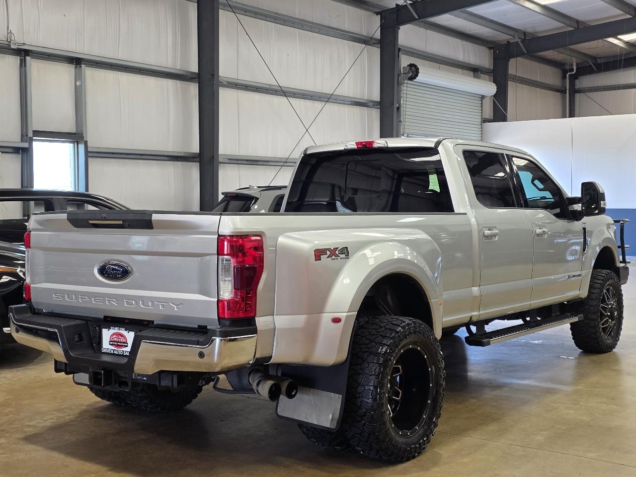 Ford Super Duty F-350 DRW Lariat 4WD Crew Cab 8' Box 2019