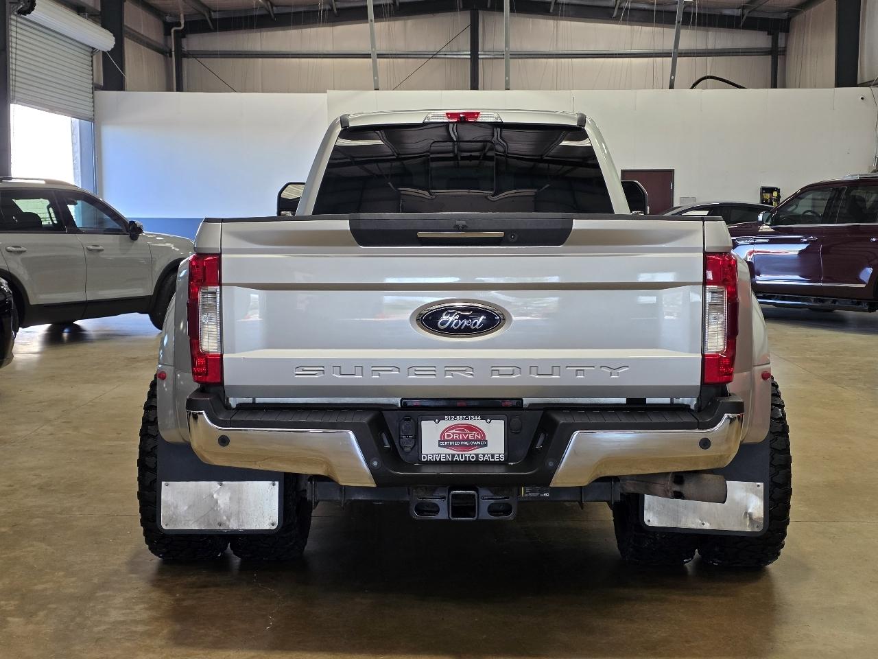 Ford Super Duty F-350 DRW Lariat 4WD Crew Cab 8' Box 2019