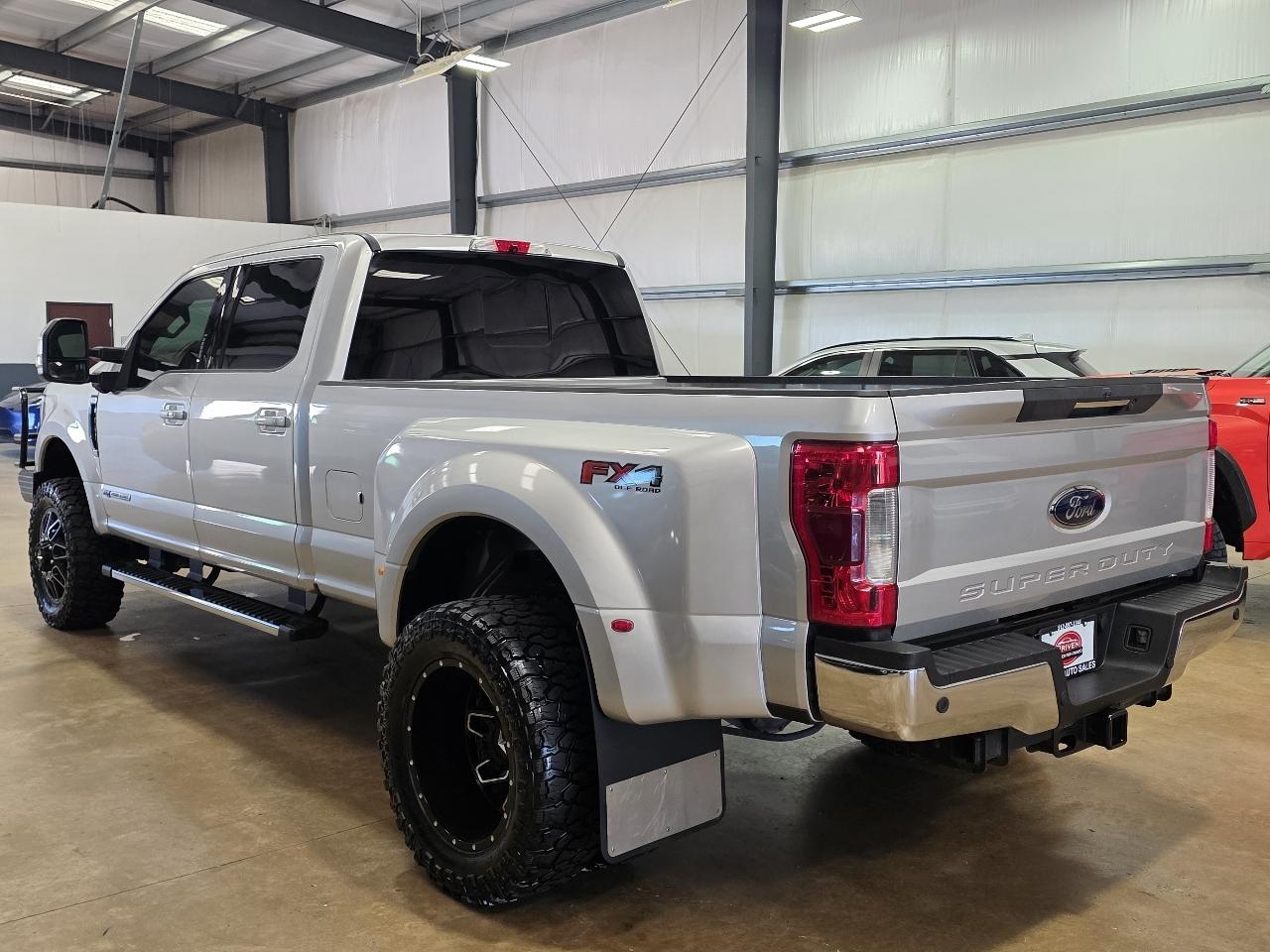 Ford Super Duty F-350 DRW Lariat 4WD Crew Cab 8' Box 2019