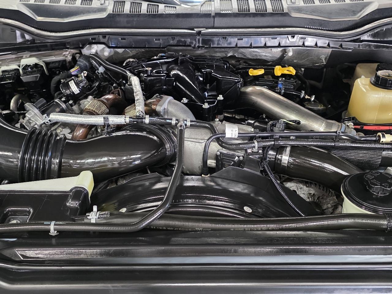Ford Super Duty F-350 DRW Lariat 4WD Crew Cab 8' Box 2019