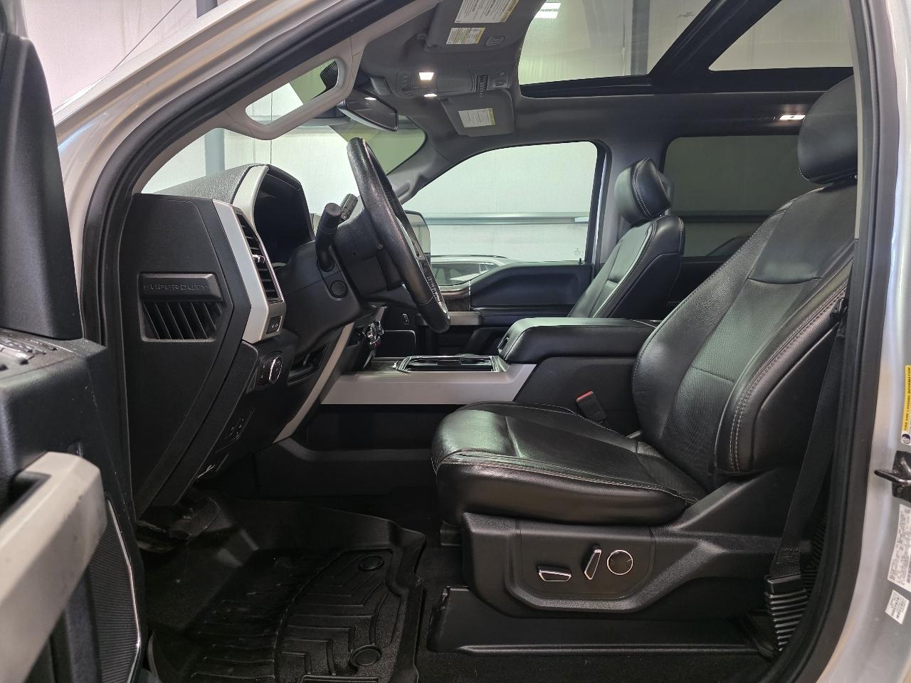 Ford Super Duty F-350 DRW Lariat 4WD Crew Cab 8' Box 2019