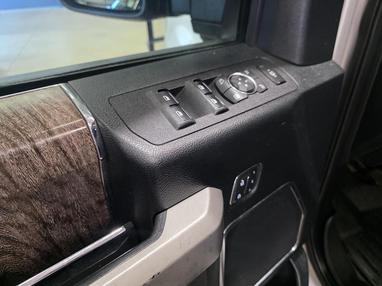 Ford Super Duty F-350 DRW Lariat 4WD Crew Cab 8' Box 2019