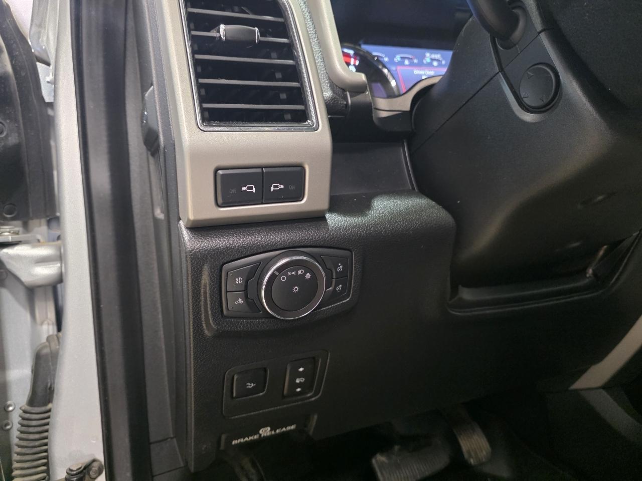 Ford Super Duty F-350 DRW Lariat 4WD Crew Cab 8' Box 2019