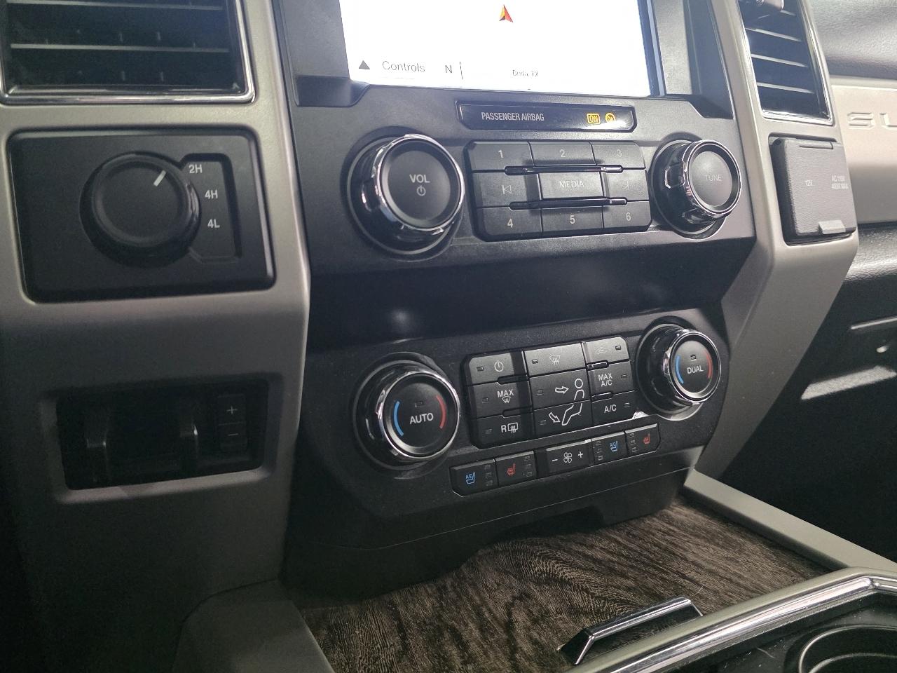 Ford Super Duty F-350 DRW Lariat 4WD Crew Cab 8' Box 2019