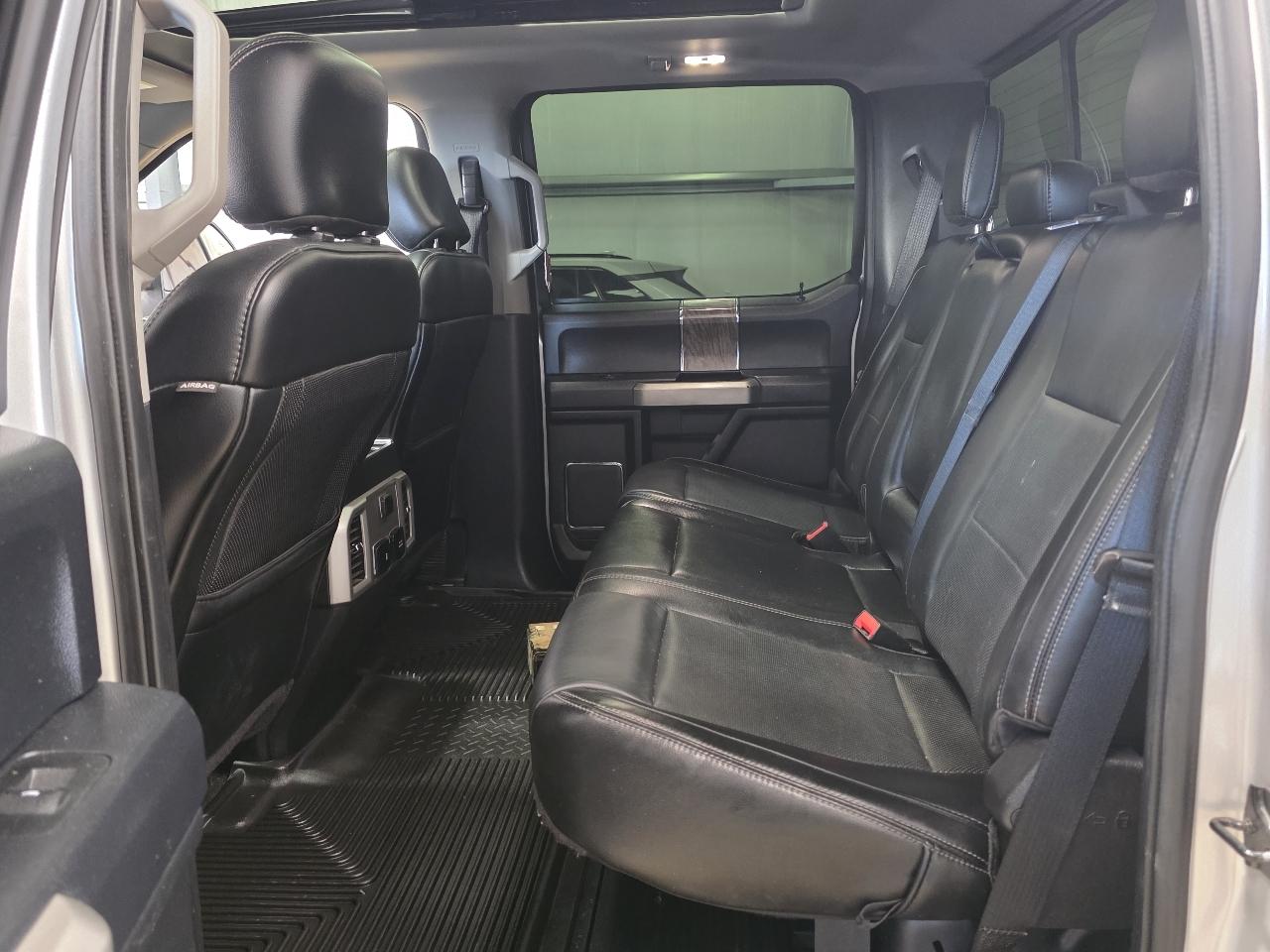 Ford Super Duty F-350 DRW Lariat 4WD Crew Cab 8' Box 2019