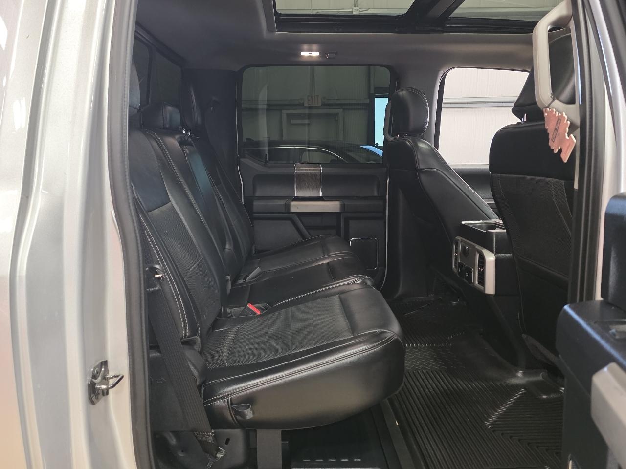Ford Super Duty F-350 DRW Lariat 4WD Crew Cab 8' Box 2019