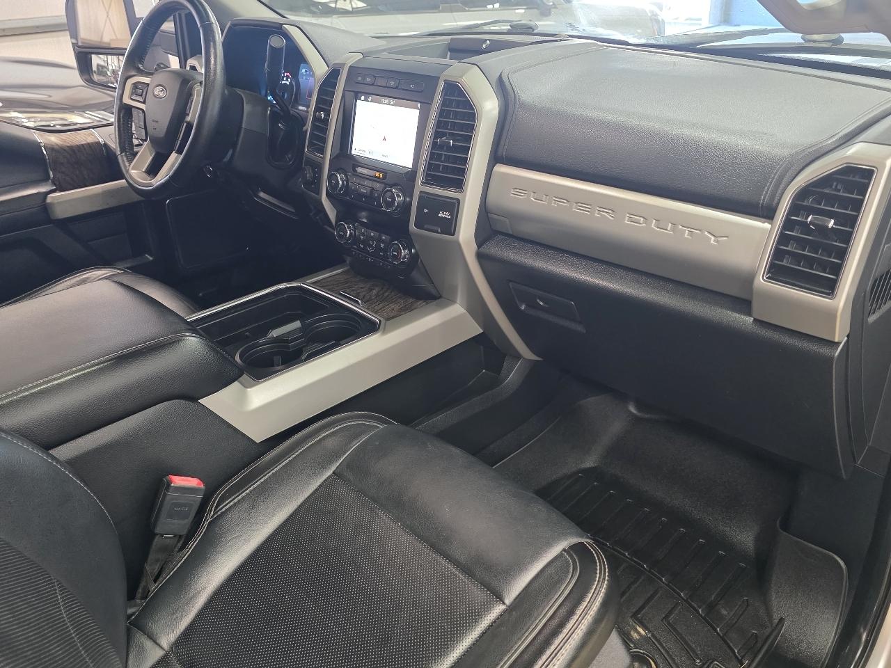 Ford Super Duty F-350 DRW Lariat 4WD Crew Cab 8' Box 2019