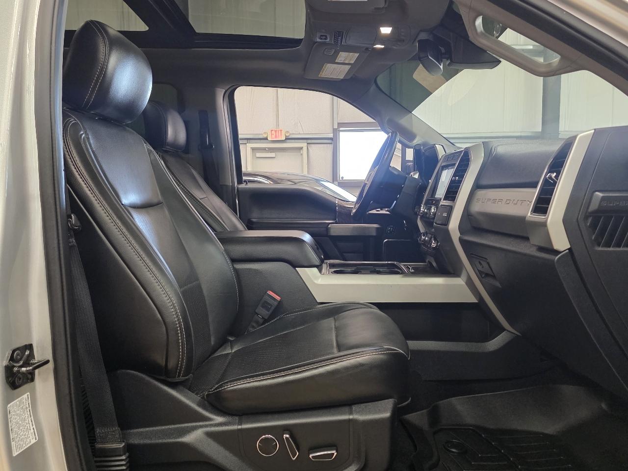 Ford Super Duty F-350 DRW Lariat 4WD Crew Cab 8' Box 2019
