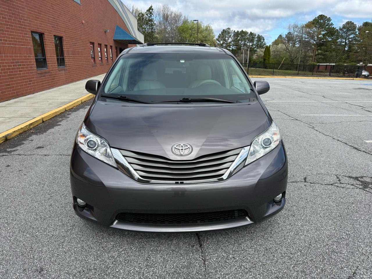 Toyota Sienna XLE FWD 8-Passenger V6 2012