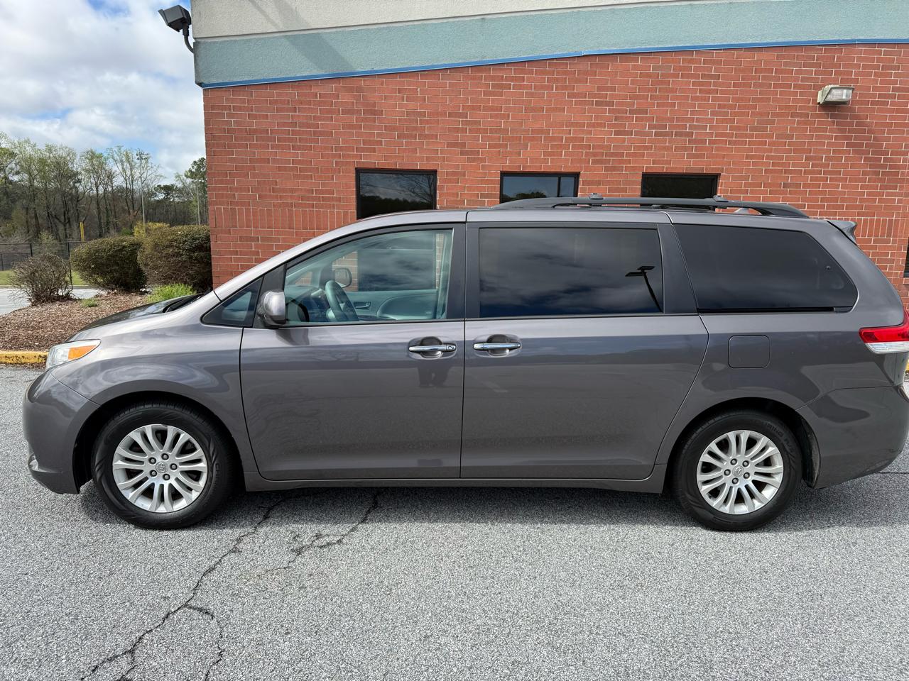 Toyota Sienna XLE FWD 8-Passenger V6 2012