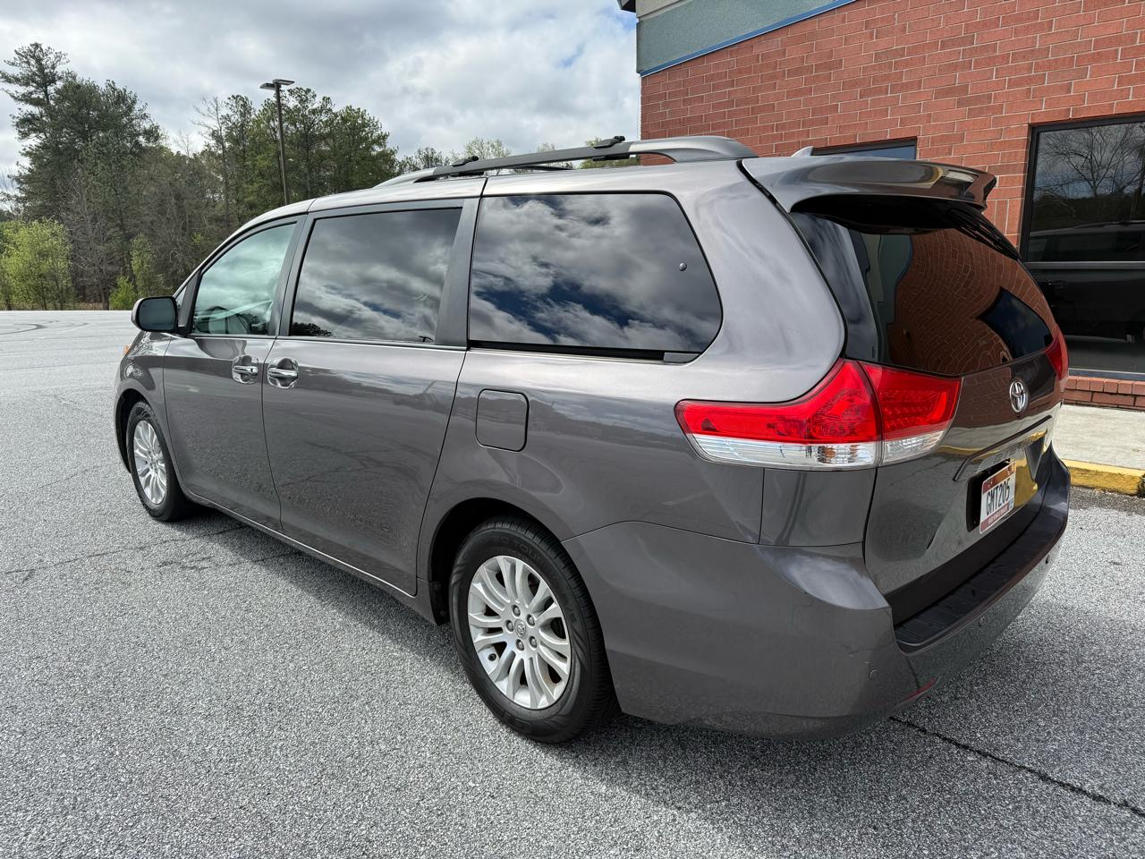 Toyota Sienna XLE FWD 8-Passenger V6 2012