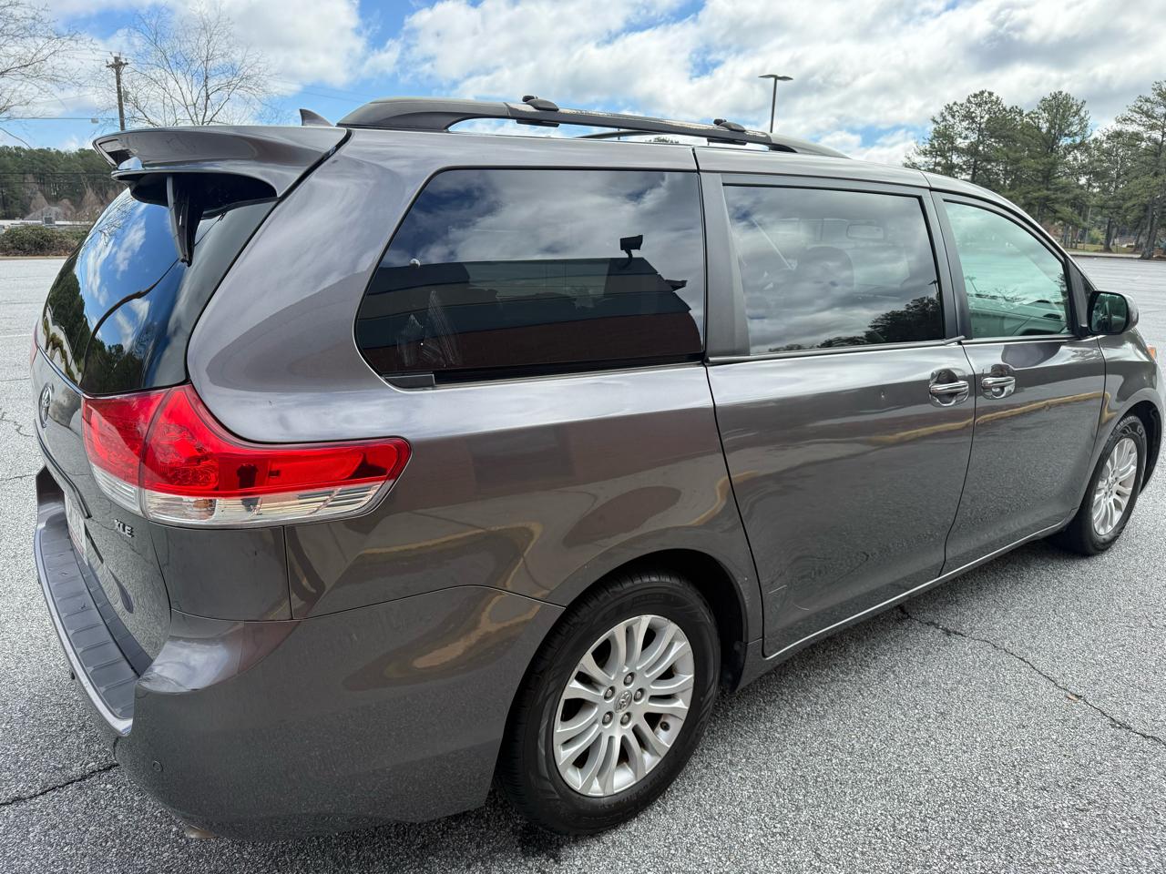 Toyota Sienna XLE FWD 8-Passenger V6 2012