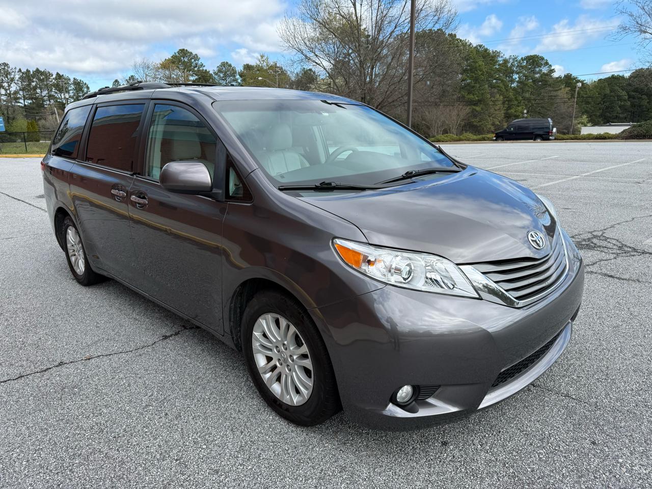 Toyota Sienna XLE FWD 8-Passenger V6 2012