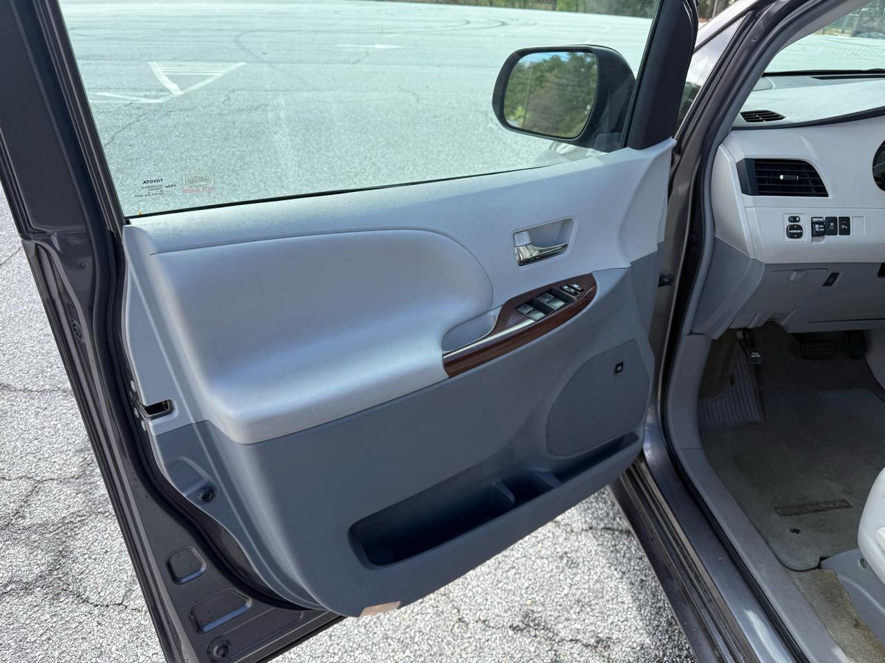 Toyota Sienna XLE FWD 8-Passenger V6 2012