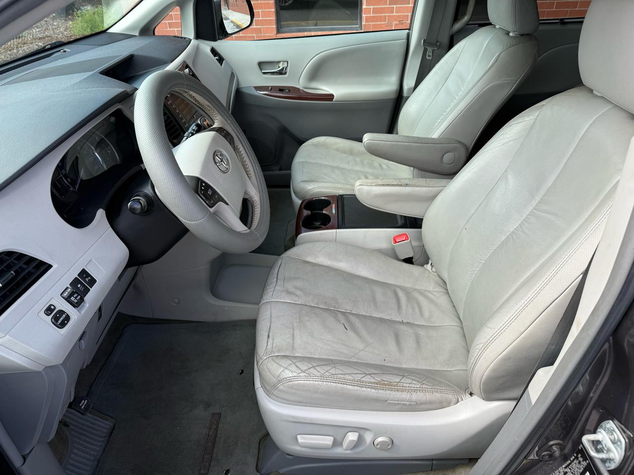 Toyota Sienna XLE FWD 8-Passenger V6 2012