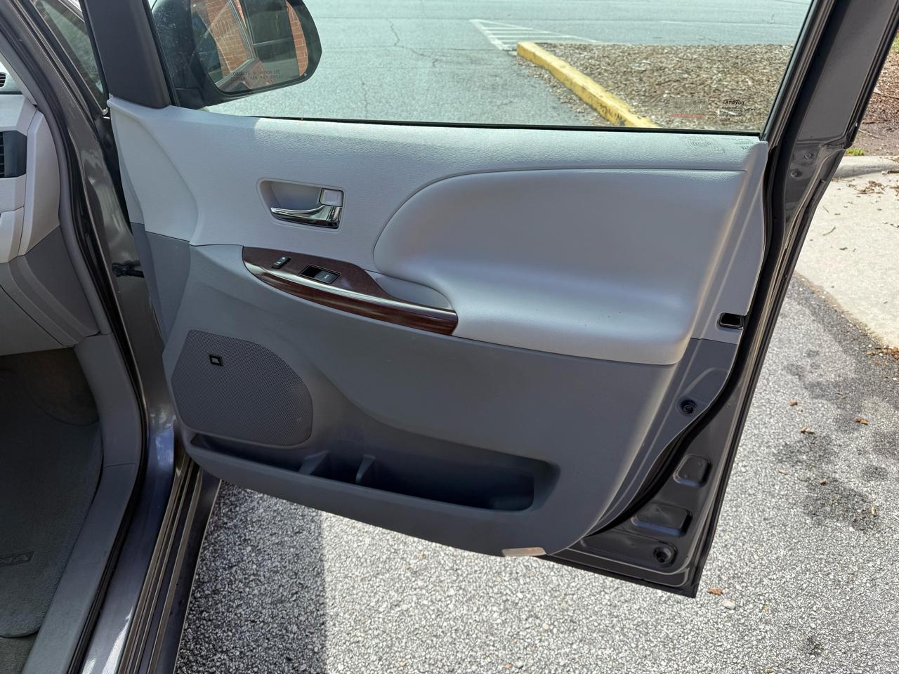 Toyota Sienna XLE FWD 8-Passenger V6 2012