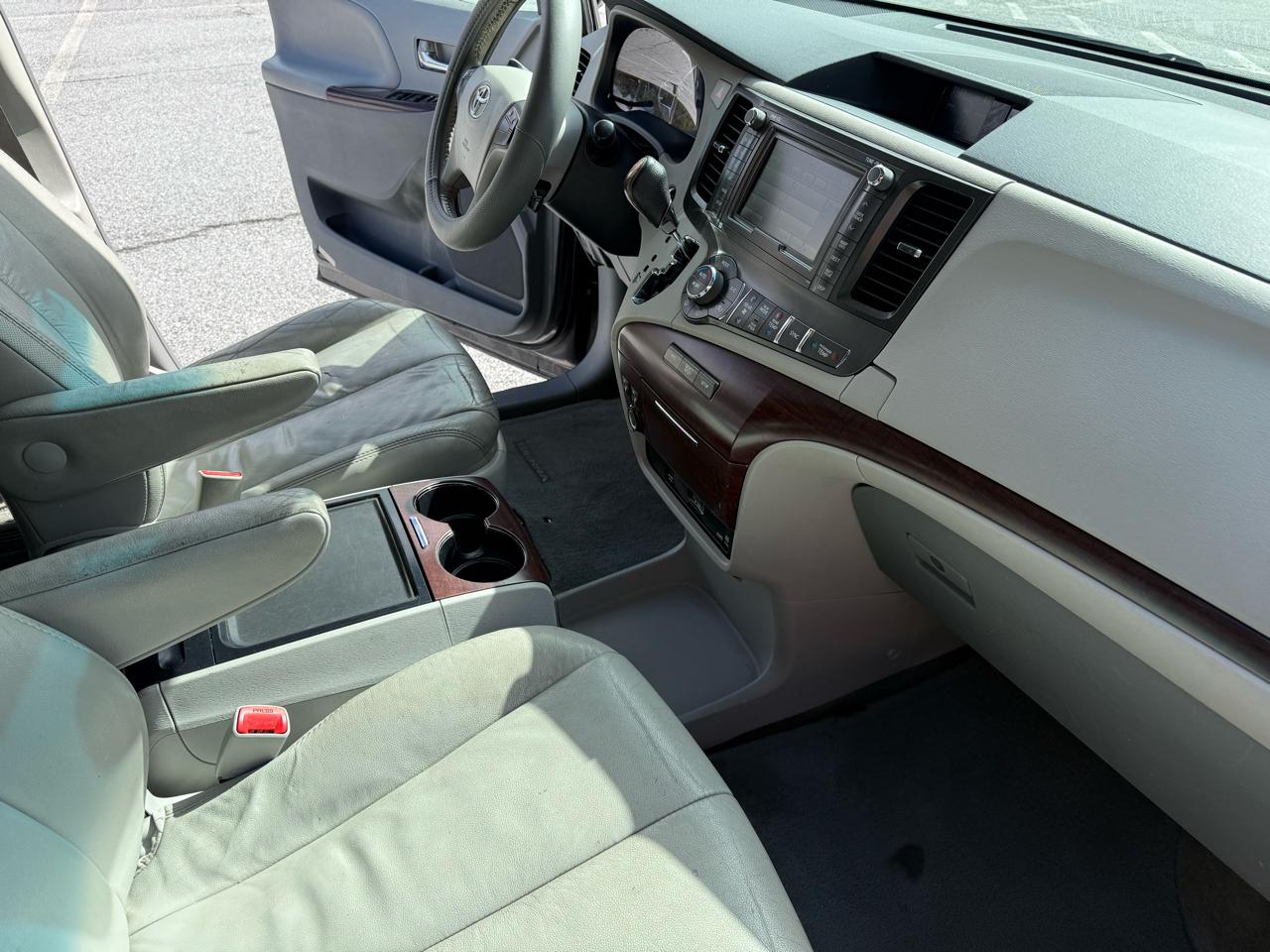 Toyota Sienna XLE FWD 8-Passenger V6 2012