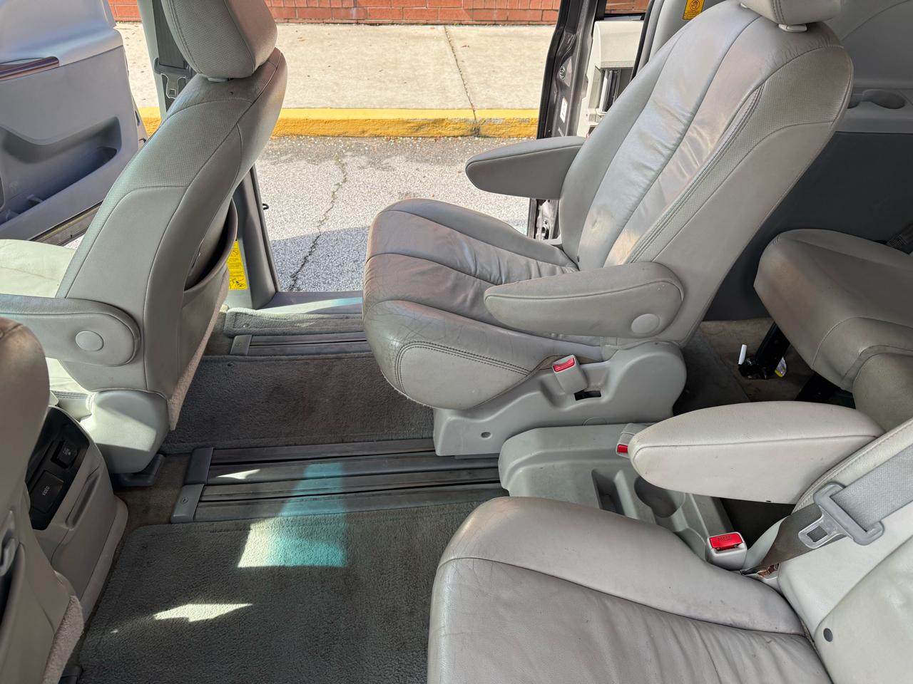 Toyota Sienna XLE FWD 8-Passenger V6 2012