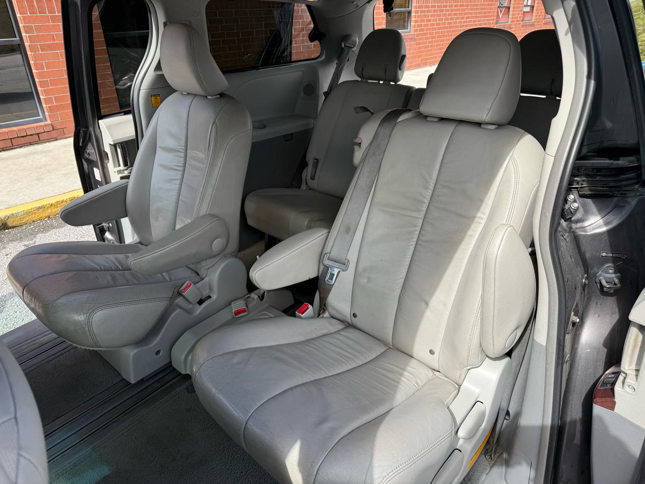 Toyota Sienna XLE FWD 8-Passenger V6 2012