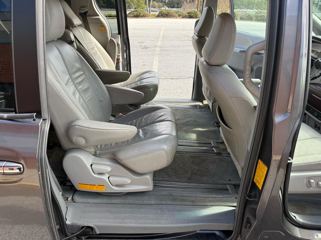 Toyota Sienna XLE FWD 8-Passenger V6 2012