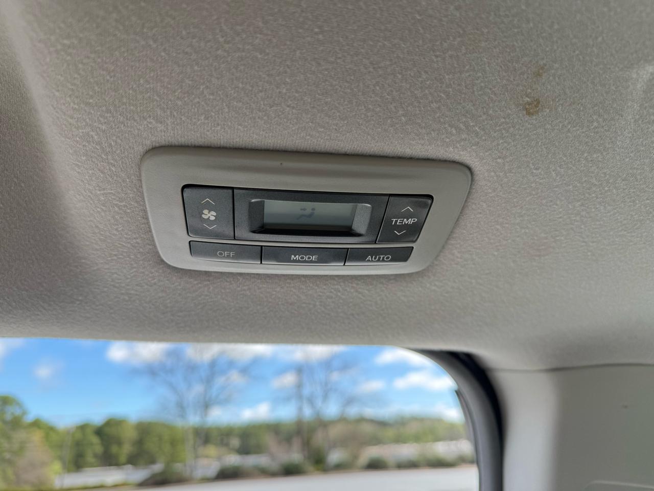 Toyota Sienna XLE FWD 8-Passenger V6 2012