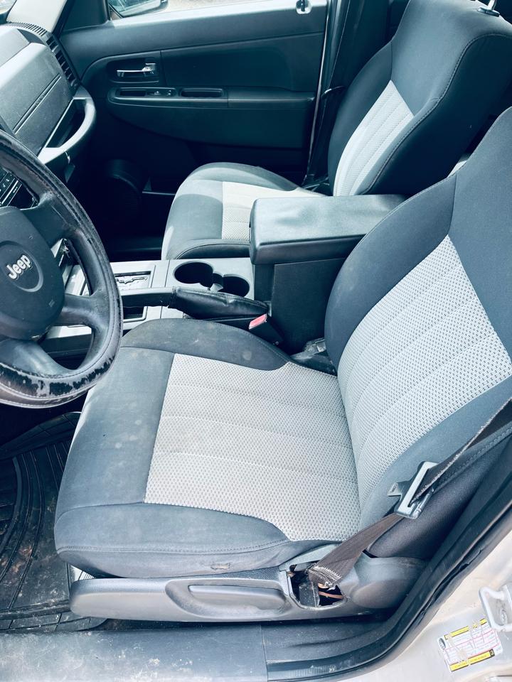 Jeep Liberty Sport 2WD 2010
