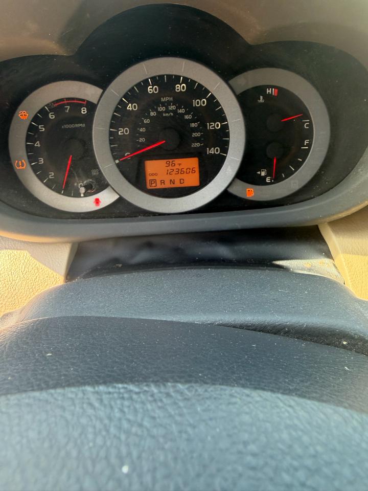 Toyota RAV4 Base I4 2WD 2011