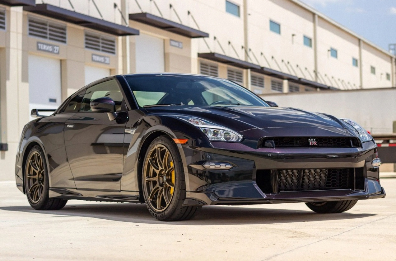 2024 Nissan GT-R T-Spec photo 2