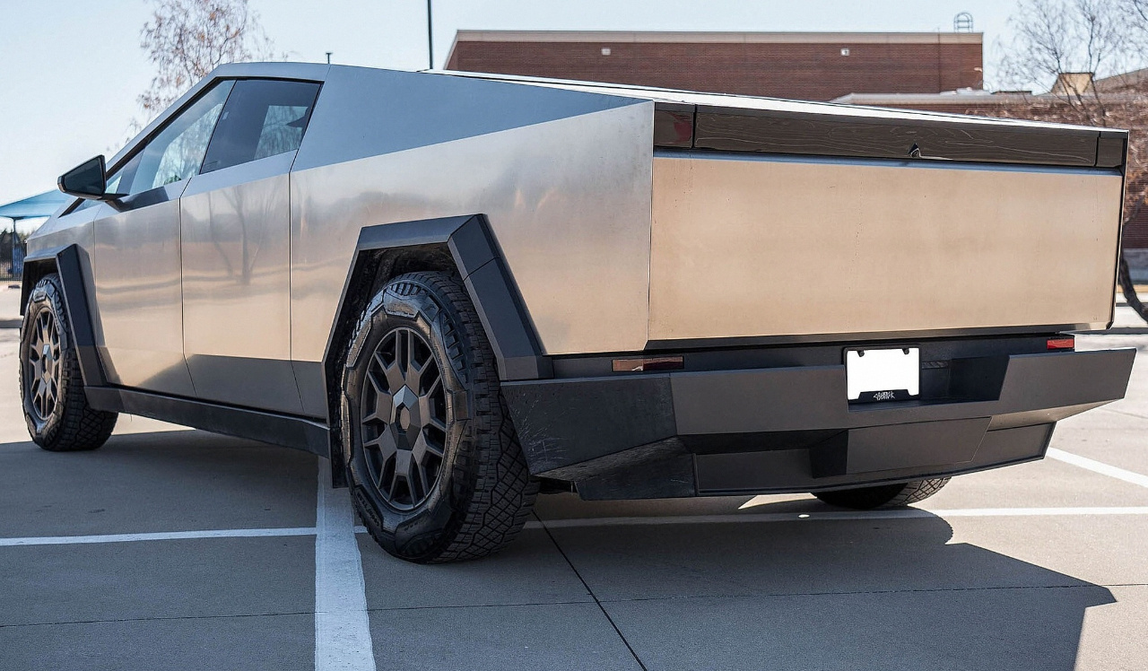 2024 Tesla Cybertruck photo 2