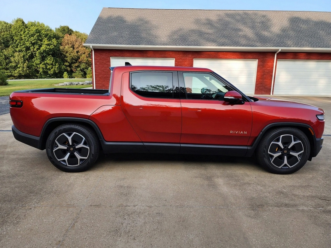 2023 Rivian R1T Adventure photo 2