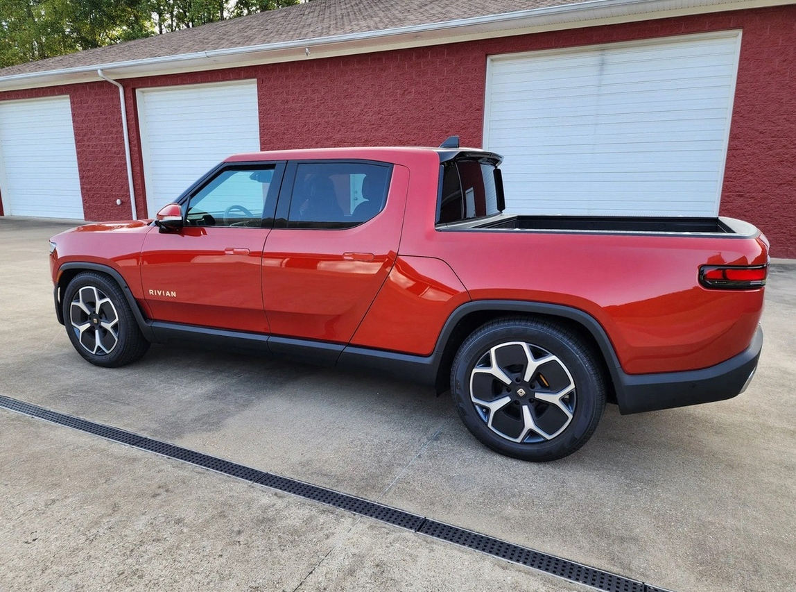 2023 Rivian R1T Adventure photo 3