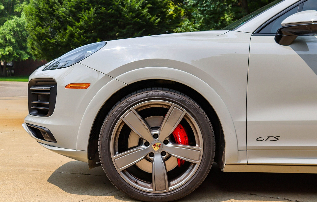 2022 Porsche Cayenne GTS Coupe photo 2